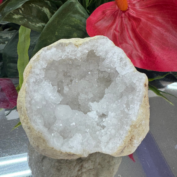 QUARTZ GEODE – The Crystal Cave of Light & Harmony